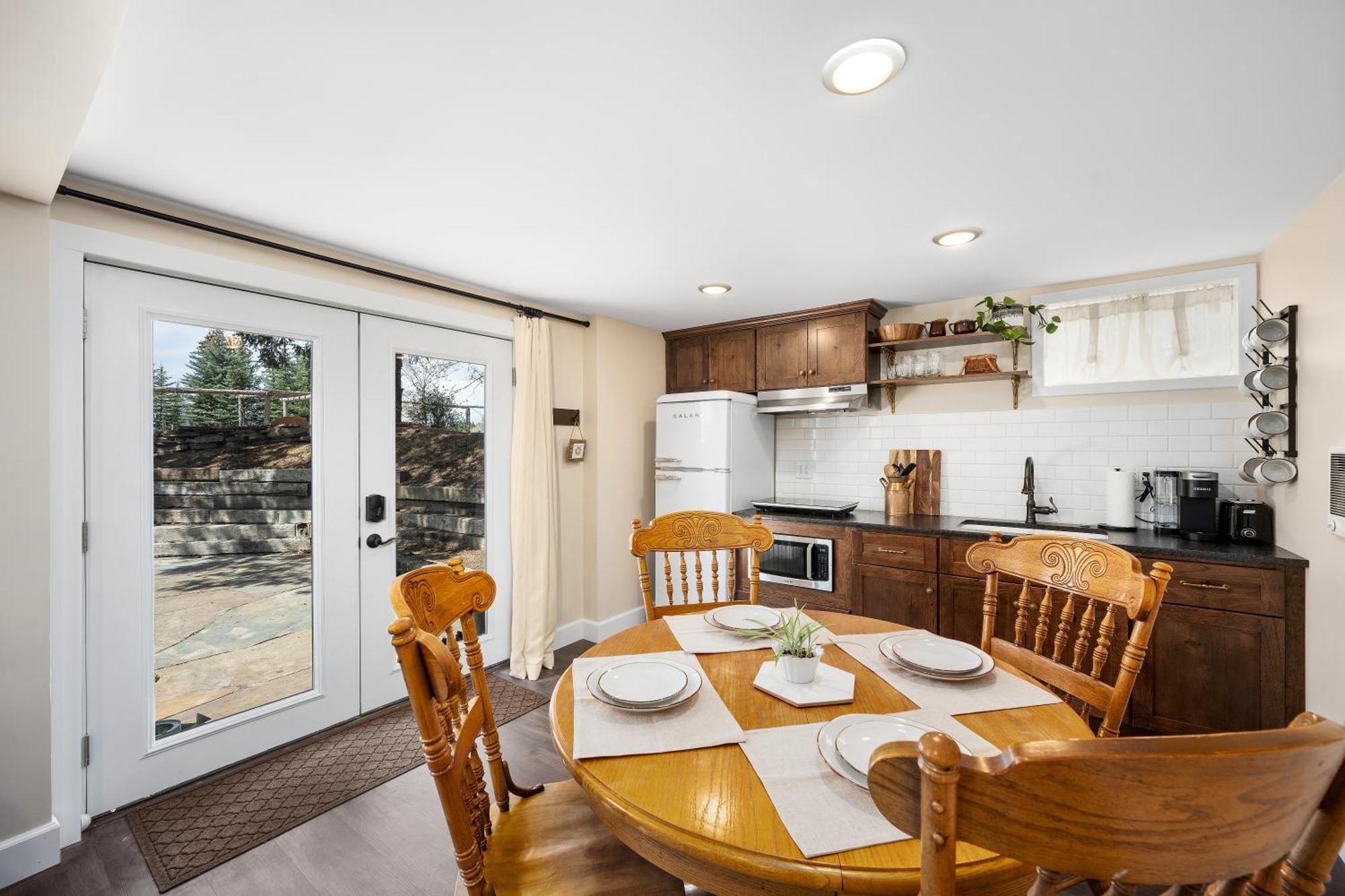 Country Basement Apartment *